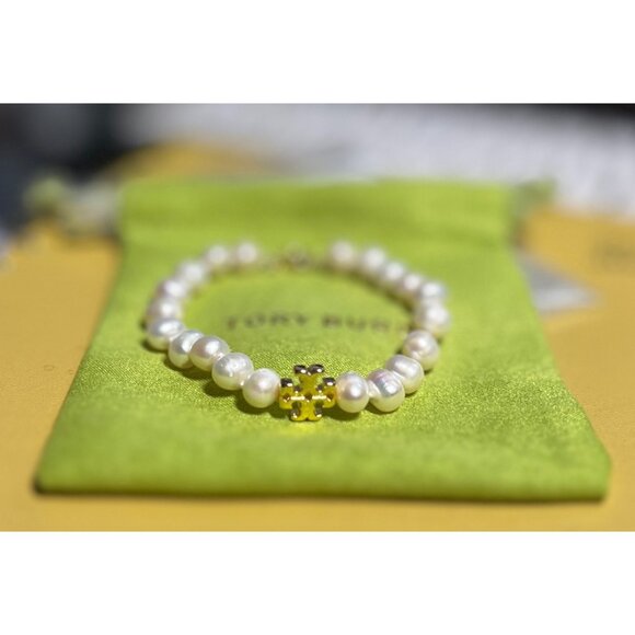 Tory Burch Pearl Bracelet With Gold Logo Charm & Clasp Elegant Womens Jewelry Co - Picture 5 of 6